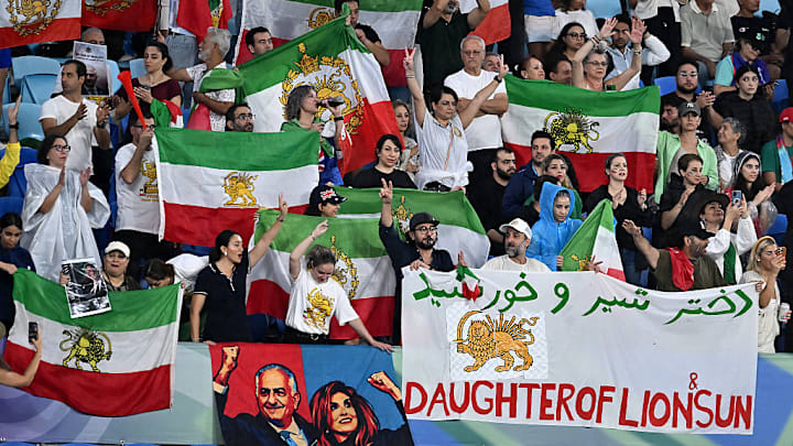 Aficionados de la selección de Irán apoyan a su equipo en la Copa Asiática femenina