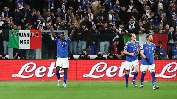 Keane celebra el segundo gol de Italia que lo pone a un juego del Mundial 2026.