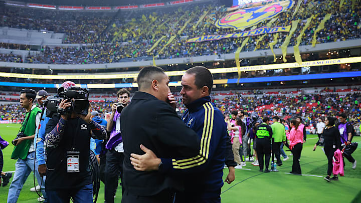 Efraín Juárez y André Jardine se saludan en la ida de los cuartos de final Efraín Juárez y André Jardine se saludan en la ida de los cuartos de final