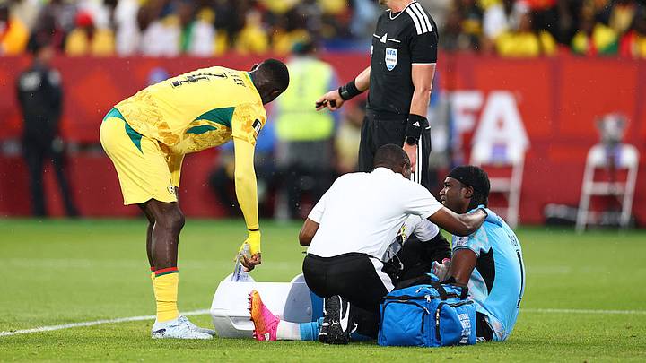 Lawrence Ati-Zigi, portero de Ghana, recibe atención médica durante el partido ante Panamá Lawrence Ati-Zigi, portero de Ghana, recibe atención médica durante el partido ante Panamá