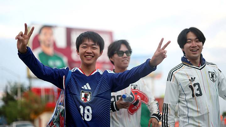 La afición japonesa puso el color a su llegada al Estadio Monterrey. La afición japonesa puso el color a su llegada al Estadio Monterrey.