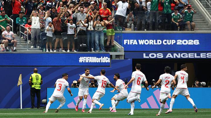 Mehdi Taremi celebra efusivamente una anotación que fue invalidada por posición adelantada, durante el complejo enfrentamiento entre la selección de Irán y Bélgica Mehdi Taremi celebra efusivamente una anotación que fue invalidada por posición adelantada, durante el complejo enfrentamiento entre la selección de Irán y Bélgica