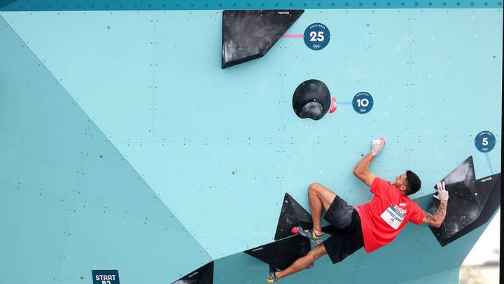 El joven murciano de 23 años tenía sólo 18 cuando se convirtió en 2021 en el primer oro olímpico de escalada de la historia. El joven murciano de 23 años tenía sólo 18 cuando se convirtió en 2021 en el primer oro olímpico de escalada de la historia.