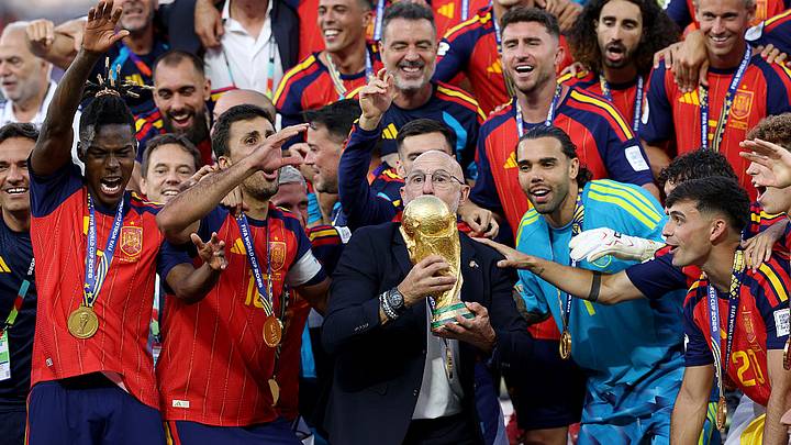 España blindó a Luis de la Fuente hasta 2032 y trazó su hoja de ruta para revalidar el título mundial. España blindó a Luis de la Fuente hasta 2032 y trazó su hoja de ruta para revalidar el título mundial.