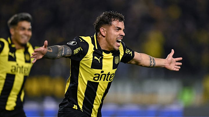 TOPSHOT-FBL-LIBERTADORES-PENAROL-RACING