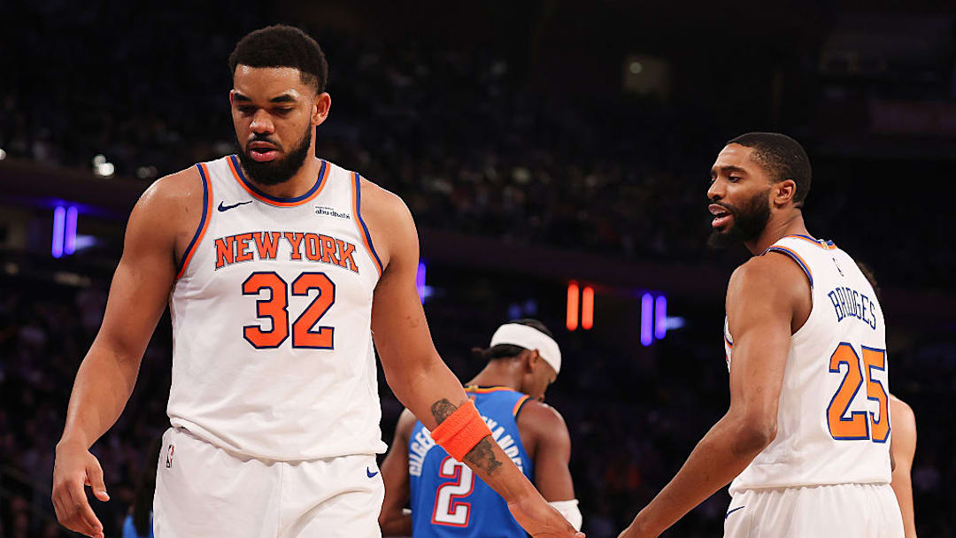 Karl-Anthony Towns (I) y Mikal Bridges (d), jugadores de los New York Knicks.