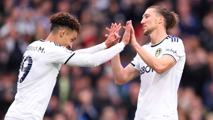 Luke Ayling e Rodrigo Moreno, jogadores do Leeds 