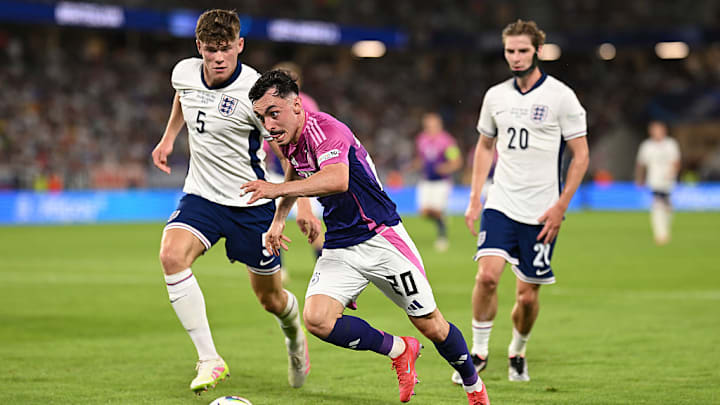 Charlie Cresswell im U21-EM-Finale. Hier im Zweikampf mit Paul Nebel