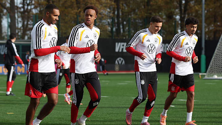 Assan Ouedraogo und Said El Mala zusammen mit Nathaniel Brown und Jonathan Tah im DFB-Training