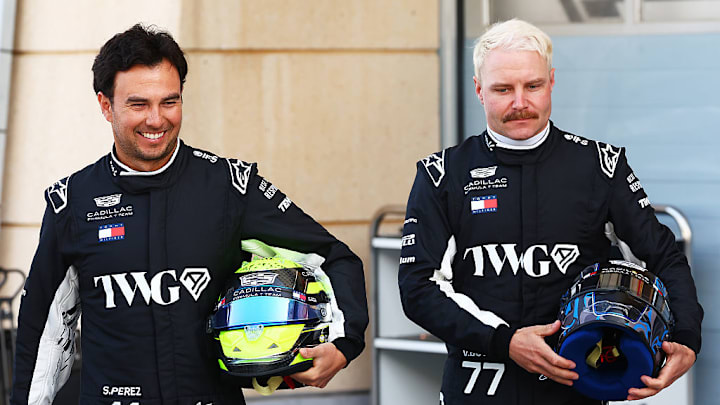 Sergio 'Checo' Pérez (izq) regresa a la F1 con la escudería Cadillac. Aquí junto a su coequipero Valtteri Bottas.