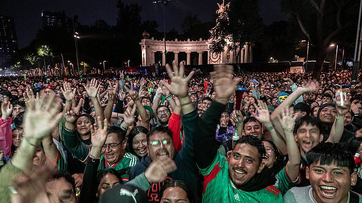 La afición mexicana disfruta del México vs. Ecuador transmitido afuera de Bellas Artes. La afición mexicana disfruta del México vs. Ecuador transmitido afuera de Bellas Artes.