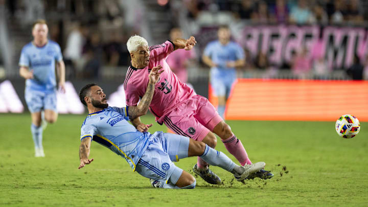 Luis Suárez - Soccer Player - Born 1987, Derrick Williams - Soccer Player