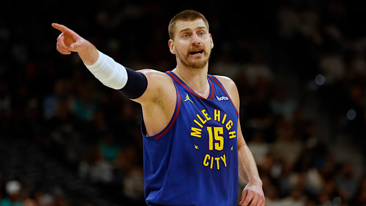 Nikola Jokic es oficialmente el primer jugador en la historia de la NBA en liderar la liga en rebotes y asistencias por partido. Nikola Jokic es oficialmente el primer jugador en la historia de la NBA en liderar la liga en rebotes y asistencias por partido.