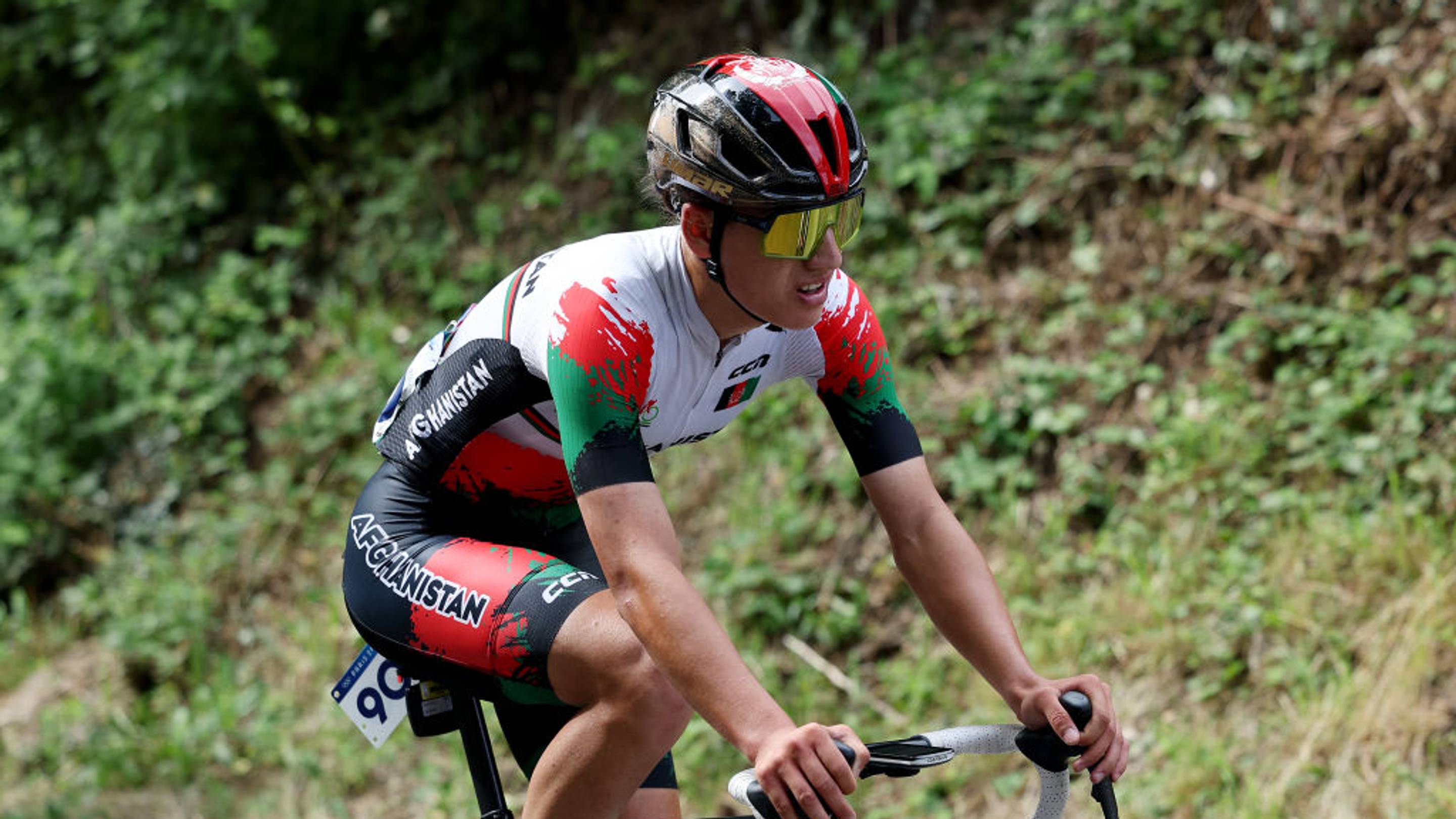 Ciclista afgana se disfrazaba de hombre para entrenar; hoy gana medalla en Juegos Asiáticos