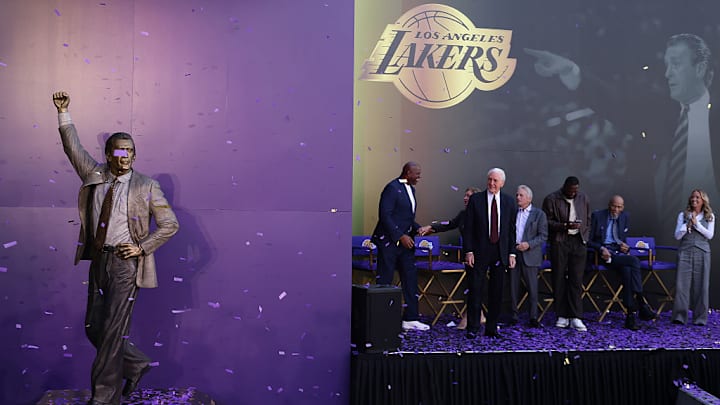 Pat Riley observa su estatua, en el homenaje que le rindieron los Lakers.