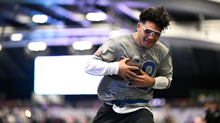 Puka Nacua está de vuelta con los Rams tras su ingreso a rehabilitación.