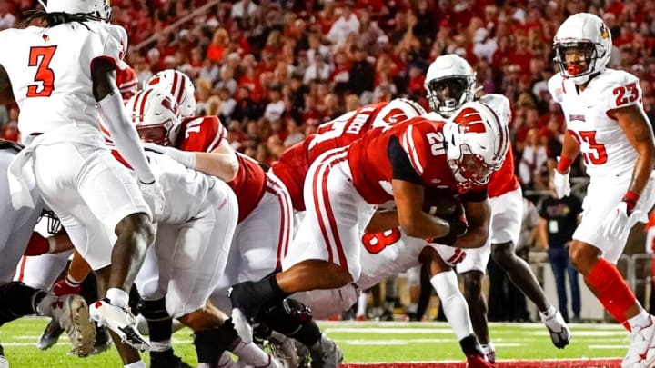 Illinois vs Wisconsin prediction, odds and betting trends for NCAA college football game.