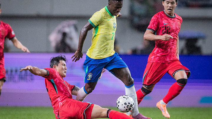 Min-Jae Kim (u.) im Duell mit Brasiliens Vinicius Jr. 