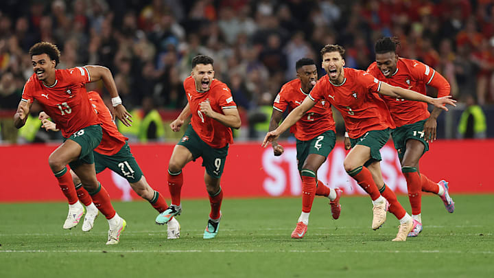 Jugadores de Portugal celebran el título de su país en la Liga de Naciones de Europa