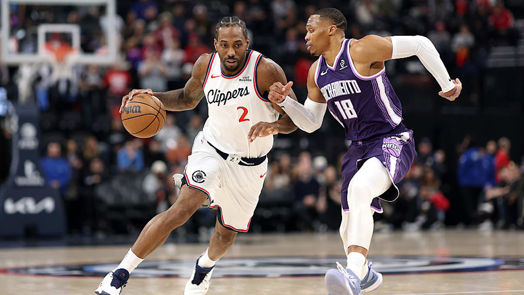 Kawhi Leonard, de Los Angeles Clippers, ante la marca de Russell Westbrook, de los Sacramento Kings.