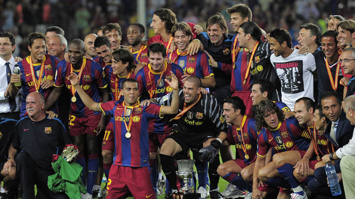 Barcelona's players  pose with the Super