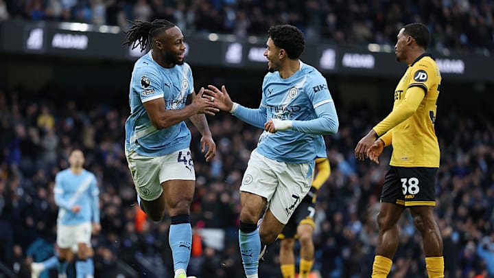 Antoine Semenyo, autor del segundo gol del City, celebra con Omar Marmoush.