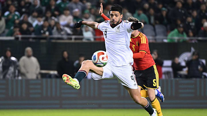 Raúl Jiménez, de México, disputa un balón con Maxim De Cuyper, de Bélgica