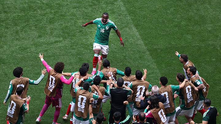 El mexicano nacido en Colombia marcó como lo hicieron Sinha y Funes Mori en Mundiales pasados.