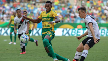 Lucas Piton é titular absoluto do Vasco