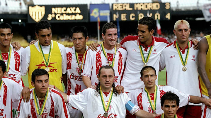 El Necaxa, encabezado por Alex Aguinaga y elementos como Nacho Ambriz, Luis Pérez, Christian Montecinos y más, sorprendieron al Real Madrid en el año 2000.