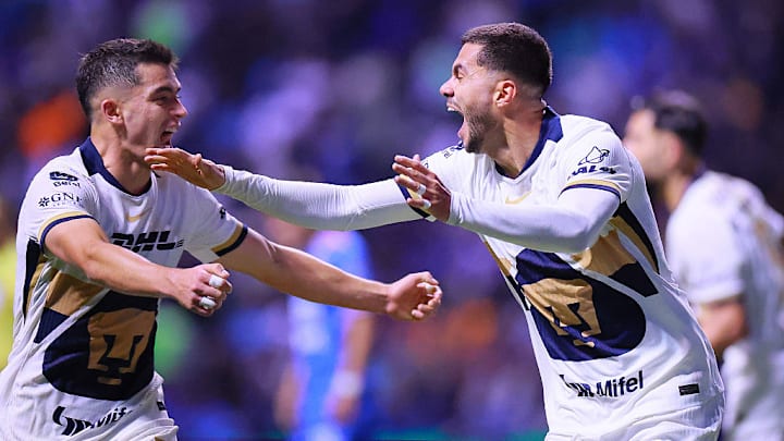 Alan Medina celebra el gol que le anotó a Cruz Azul.
