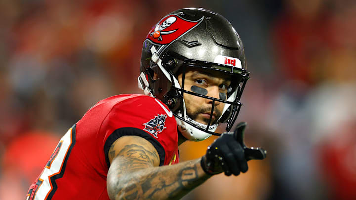 El estelar receptor Mike Evans firmó con los 49ers.