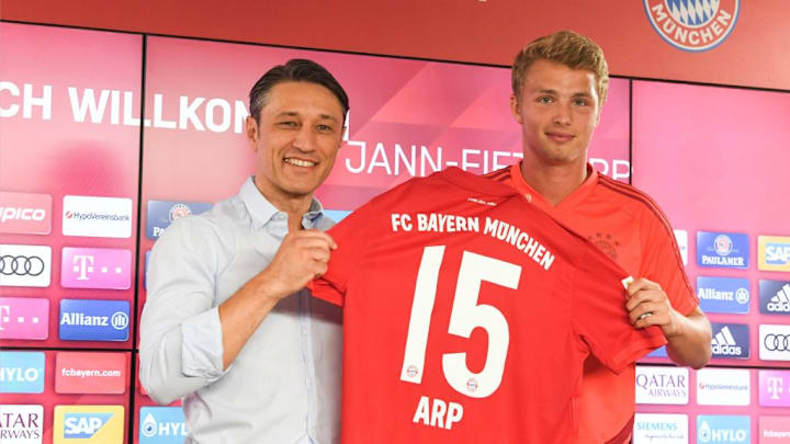 Fiete Arp bei seiner Vorstellung beim FC Bayern mit dem damaligen Trainer Niko Kovac