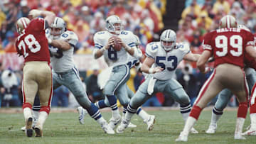 Troy Aikman (8), enfrentando a los San Francisco 49ers.