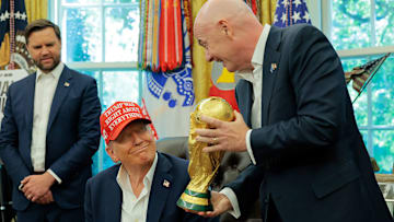 Donald Trump con el titular de la FIFA, Gianni Infantino. El estadounidense puede traer varios problemas a la Copa del Mundo.
