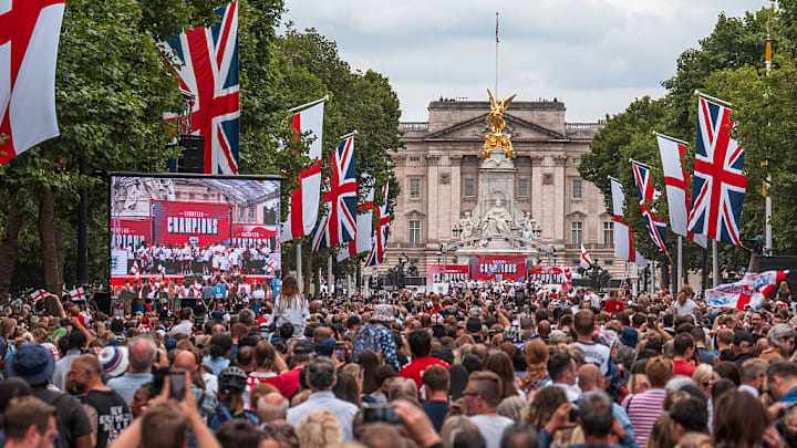 La selección de Inglaterra fue ovacionada por miles de aficionados a las afueras del Palacio de Buckingham.