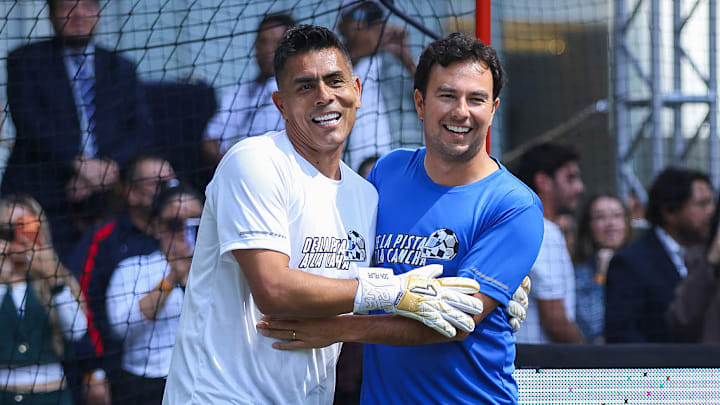 Checo Pérez, junto al exportero Oswaldo Sánchez. Checo Pérez, junto al exportero Oswaldo Sánchez.