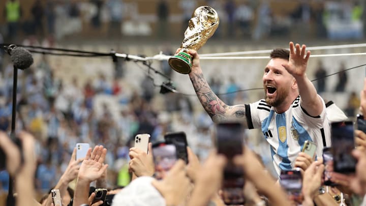 Lionel Messi alza el título de la Copa del Mundo 2022