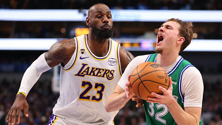 LeBorn James y Cooper Flagg, durante el duelo de Lakers y Mavs.