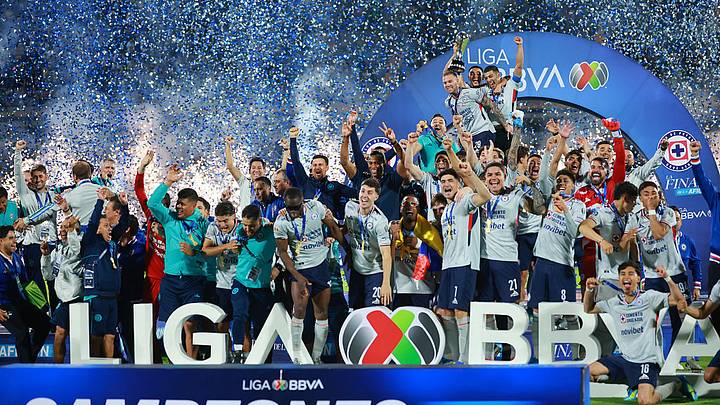 Carlos Rodríguez, mediocampista de Cruz Azul, levanta el trofeo de campeón tras vencer a Pumas UNAM en el partido de vuelta de la final del Torneo Clausura 2026 de la Liga MX