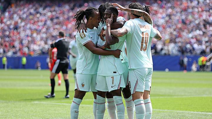 Ousmane Dembele anotó un hat-trick en el primer tiempo, para afianzar a los galos en el primer lugar del Grupo I.