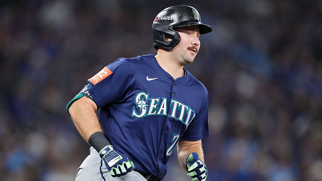 Cal Raleigh sorprendió con su poder al bate y su fuerza en el plato como catcher.