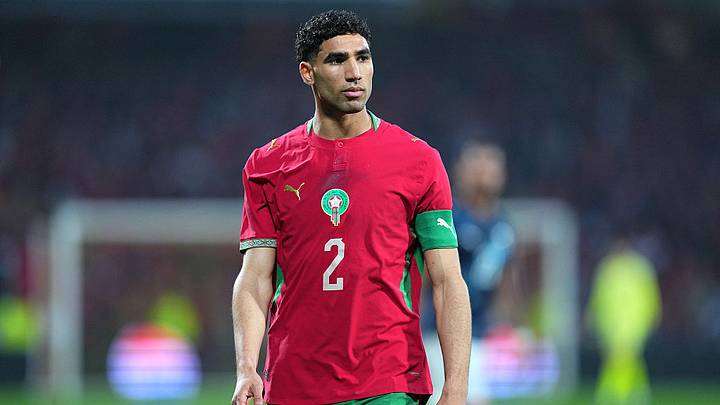 Achraf Hakimi observa el terreno de juego durante el partido amistoso entre Marruecos y Paraguay en el Stade Bollaert-Delelis Achraf Hakimi observa el terreno de juego durante el partido amistoso entre Marruecos y Paraguay en el Stade Bollaert-Delelis
