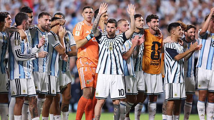 Messi empató a Klose como máximo anotador histórico en los Mundiales en la goleada sobre Argelia. Messi empató a Klose como máximo anotador histórico en los Mundiales en la goleada sobre Argelia.