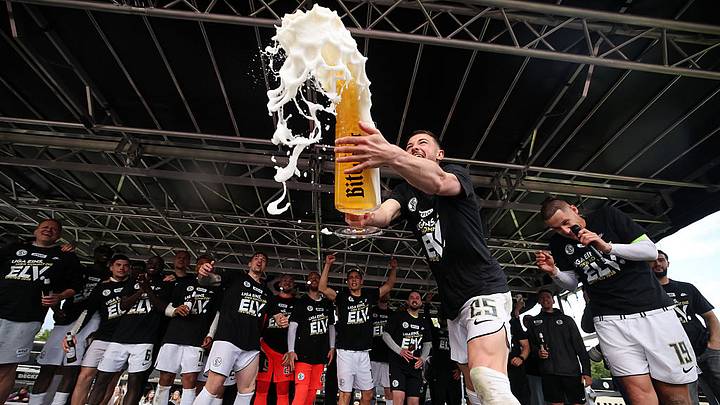Los jugadores del Elversberg festejan el ascenso a la Bundesliga para la temporada 2026-27.