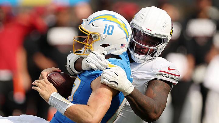 Justin Herbert y los Chargers tuvieron un juego para el olvido ante los Cardinals. Justin Herbert y los Chargers tuvieron un juego para el olvido ante los Cardinals.