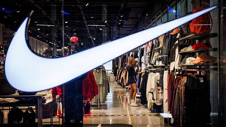 Nike sale del S&P 100, índice bursátil de Estados Unidos que mide el rendimiento de 100 de las empresas más grandes, sólidas y establecidas del mercado norteamericano. Nike sale del S&P 100, índice bursátil de Estados Unidos que mide el rendimiento de 100 de las empresas más grandes, sólidas y establecidas del mercado norteamericano.