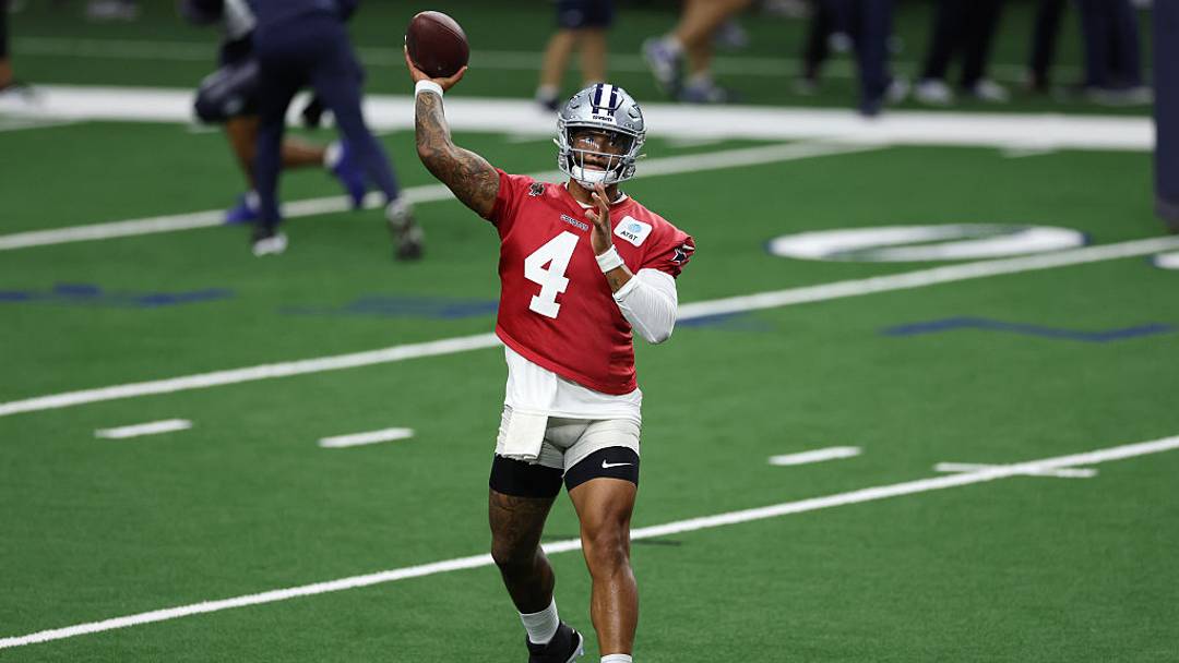 El quarterback de los Cowboys, Dak Prescott, lanzó para 4552 yardas y 30 touchdowns la temporada pasada.