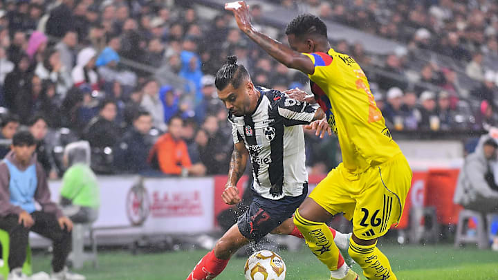 Jesús Corona (Monterrey) disputa un balón con Cristian Borja (América) en el partido de ida de los cuartos de final del Apertura 2025 de la Liga MX. Jesús Corona (Monterrey) disputa un balón con Cristian Borja (América) en el partido de ida de los cuartos de final del Apertura 2025 de la Liga MX.