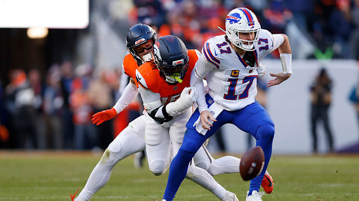 Momento en el que la defensiva de Denver provoca unp de los fumbles a Josh Allen.